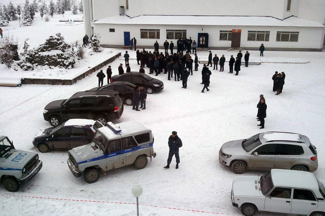 Сотрудники МВД у здания КБСХУ, где был убит ректор Борис Жеруков