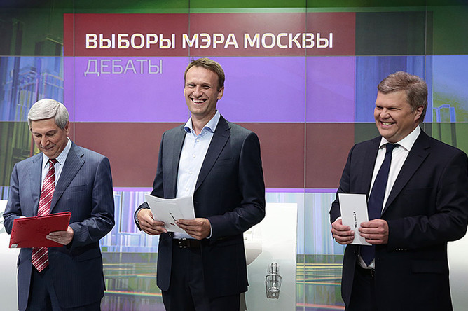 На второй раунд теледебатов Навальный пришел без галстука, чтобы как-то визуально отличаться от других кандидатов