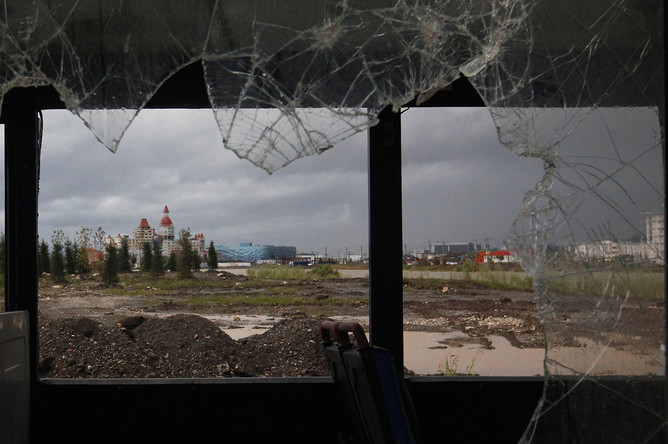 Вид на олимпийские объекты из окна заброшенного автобуса в Адлере