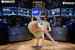 Артисты Нью-Йоркского городского балета (New York City Ballet) представляют постановку «Щелкунчика» в зале Нью-Йоркской биржи