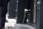 Цветы возле апартаментов, где было обнаружено тело актера Филипа Сеймура Хоффмана 