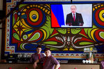 Трансляция обращения Владимира Путина к Федеральному собранию в одном из кафе города Симферополя