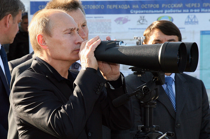 Владимир Путин на смотровой площадке на острове Русский