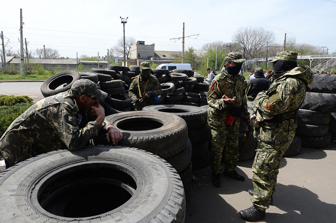 Ополченцы у баррикад из автомобильных покрышек у захваченного здания городского совета Константиновки Донецкой области