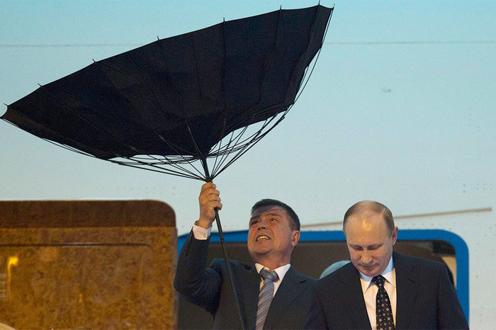 Владимир Путин спускается по&nbsp;трапу самолета в&nbsp;Шанхае