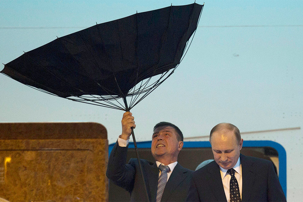 Владимир Путин спускается по трапу самолета в Шанхае