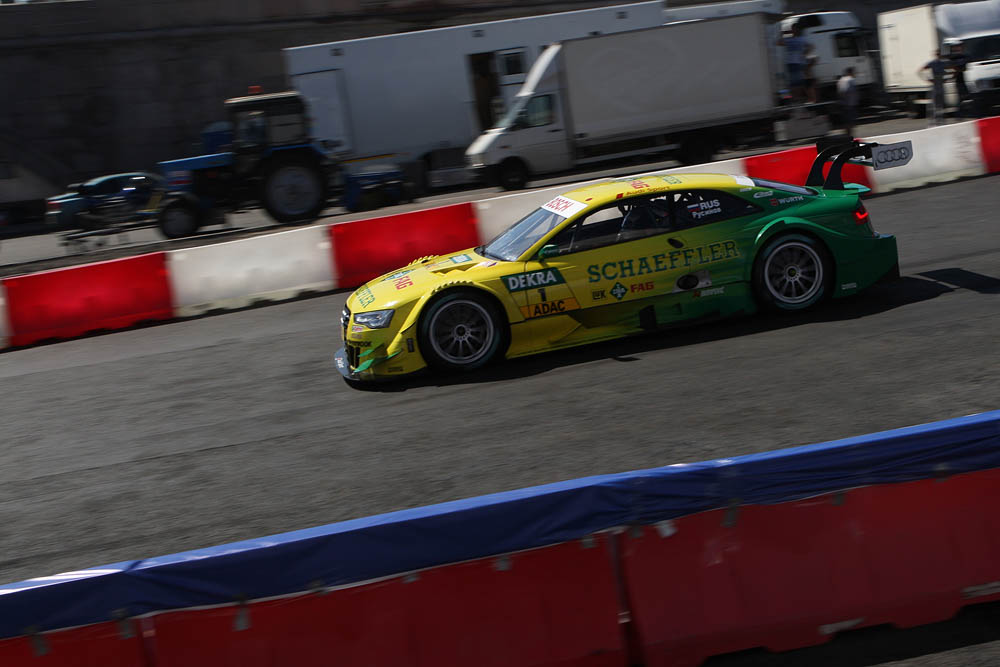 Во время показательных заездов участников Moscow City Racing