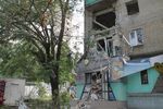 Пострадавший от обстрела жилой дом в Луганске
