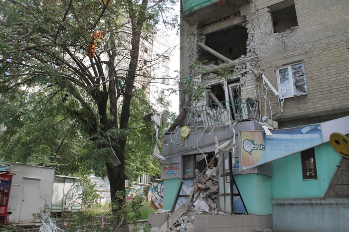 Пострадавший от обстрела жилой дом в&nbsp;Луганске