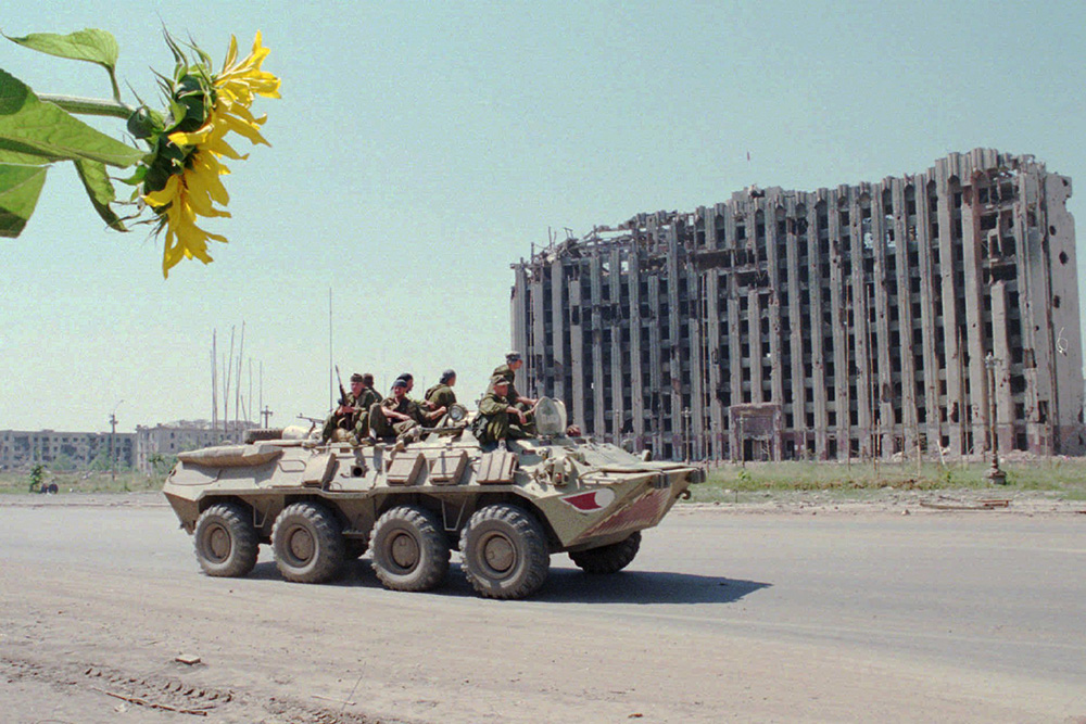Российские войска во время патрулирования улиц Грозного, 25 июня 1995 года