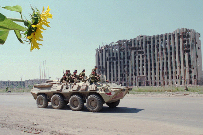Российские войска во время патрулирования улиц Грозного, 25 июня 1995 года