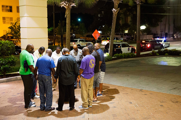 Горожане молятся около&nbsp;афроамериканской церкви, где произошло массовое убийство