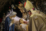 Во время рождественской мессы в римско-католическом кафедральном соборе Непорочного зачатия пресвятой девы Марии в Москве