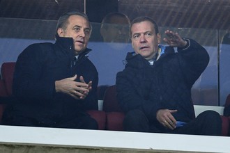 Председатель правительства РФ Дмитрий Медведев и президент Российского футбольного союза, заместитель председателя правительства РФ Виталий Мутко Виталий Мутко (слева) перед началом товарищеского матча по футболу между сборными России и Аргентины.