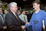 Президент Российской Федерации Борис Ельцин поздравляет с победой в «Кубке Кремля» российского теннисиста Александра Волкова, 1994 год
