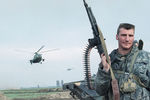 Российский солдат, вооруженный пулеметом, на окраине Грозного, 8 марта 1995 года