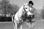 Одним из увлечений Елизаветы II всегда был конный спорт. Еще в прошлом году во время карантина 94-летняя королева была сфотографирована во время прогулки по Виндзорскому парку — она ехала верхом на 14-летнем уэльском пони по имени Балморалский папоротник. На фото 13-летняя принцесса после конной прогулки по Большому Виндзорскому парку в 1939 году