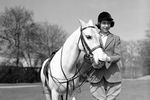 Одним из увлечений Елизаветы II всегда был конный спорт. Еще в прошлом году во время карантина 94-летняя королева была сфотографирована во время прогулки по Виндзорскому парку — она ехала верхом на 14-летнем уэльском пони по имени Балморалский папоротник. На фото 13-летняя принцесса после конной прогулки по Большому Виндзорскому парку в 1939 году.