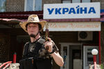 Мужчина у мясного магазина в Лисичанске, июль 2022 года
