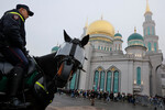 Празднование Ураза-байрама у Московской соборной мечети, 10 апреля 2024 года 