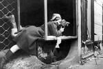Будапештская операция. Кинооператор центральной студии документальных фильмов Оттилия Рейзман ведет съемку боя на улице города, 1945 год