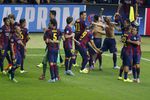 Радость игроков «Барселоны» после третьего гола