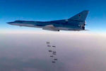 Дальний бомбардировщик Ту-22М3 во время нанесения удара осколочно-фугасными боеприпасами по объектам ИГ (организация запрещена в России) вокруг осажденного Дэйр-эз-Зора
