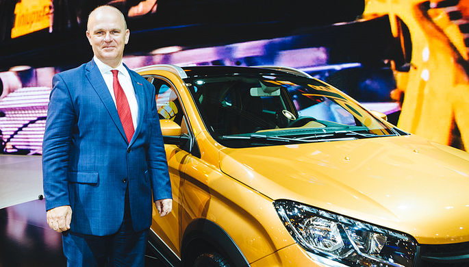 Глава «АвтоВАЗа» Николя Мор у автомобиля Lada XRay Cross Concept