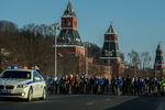 Участники Второго зимнего Московского велопарада в сопровождении машины сотрудников ДПС на Кремлевской набережной