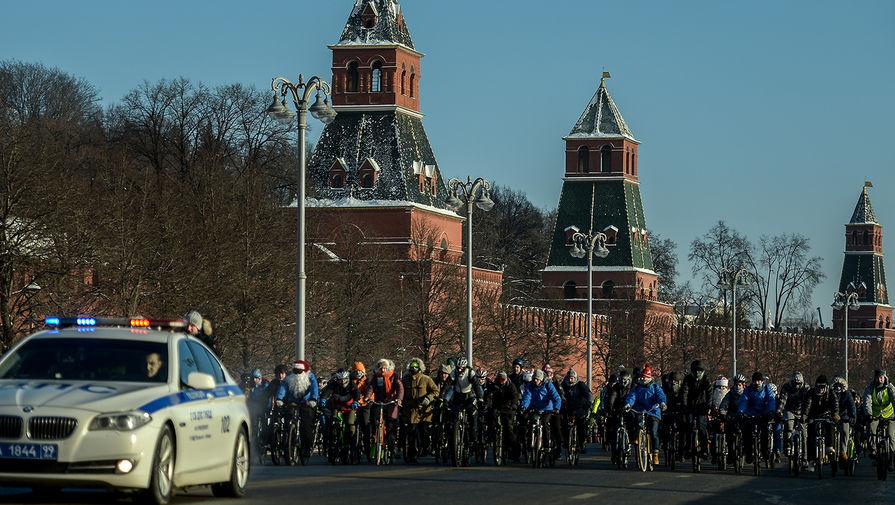 Участники Второго зимнего Московского велопарада в&nbsp;сопровождении машины сотрудников ДПС на&nbsp;Кремлевской набережной