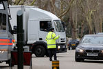 Грузовой автомобиль во время выезда из ворот российского посольства в Лондоне, 20 марта 2018 года