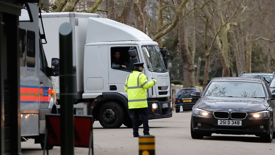 Грузовой автомобиль во время выезда из ворот российского посольства в Лондоне, 20 марта 2018 года
