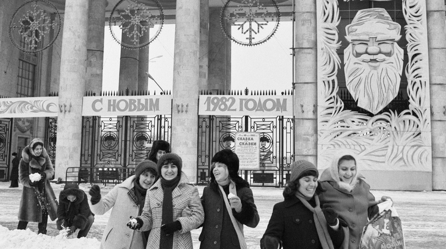 31 декабря 1981 г. Школьники у входа в ЦПКиО имени Горького.