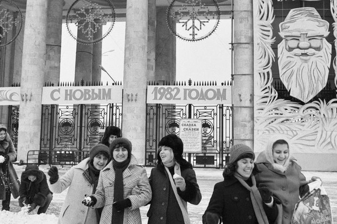 31 декабря 1981 г. Школьники у входа в ЦПКиО имени Горького.