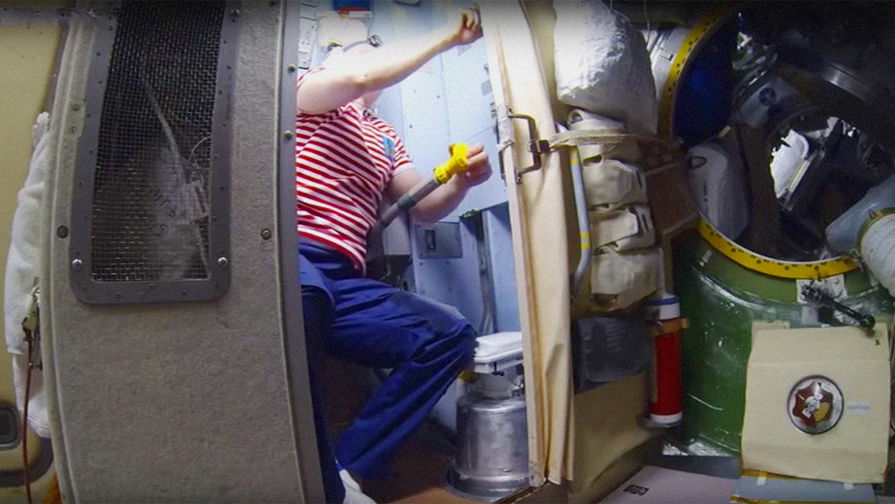 Устройство туалета на МКС в видео космонавта Олега Артемьева, 2018 год