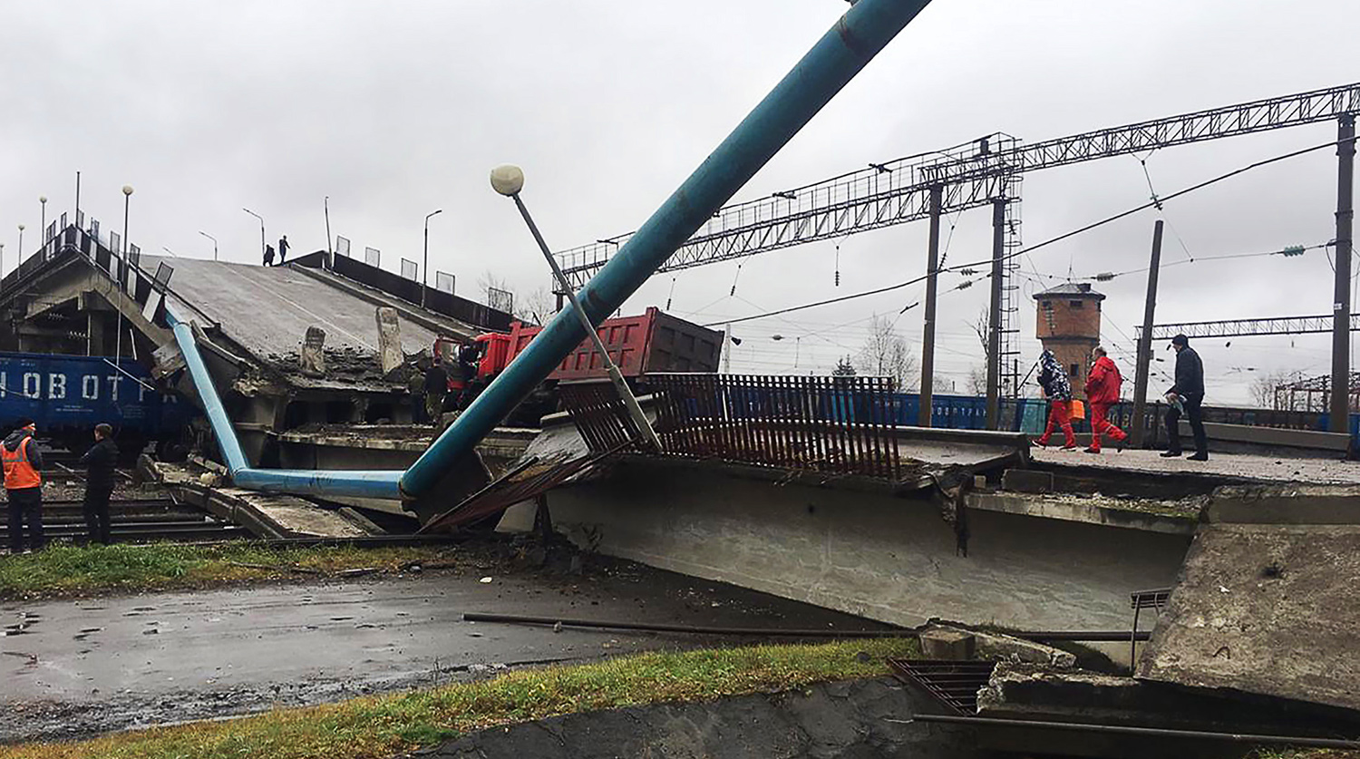 Появилось видео обрушения моста над Транссибом в Приамурье - Газета.Ru