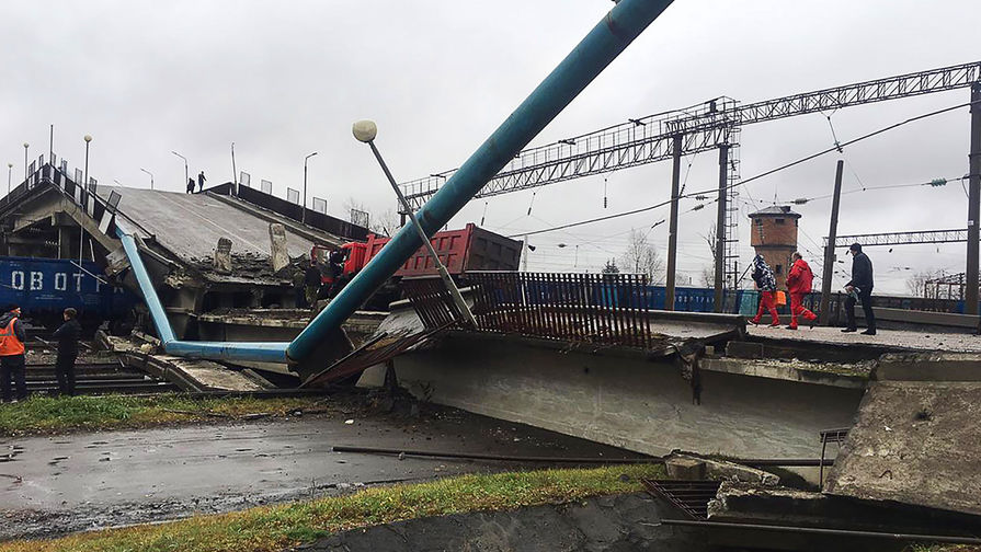 На месте обрушения автомобильного моста на железнодорожные пути Транссибирской магистрали в городе Свободный, 9 октября 2018 года