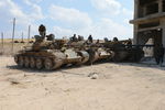 На переднем плане танк Т-55, оснащенный тепловизионным прицелом сирийской разработки «Viper» («Гадюка», создан с использованием китайских компонентов), установленном в бронированном корпусе над стволом 100-мм пушки.