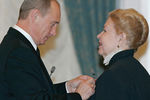 Президент России Владимир Путин награждает орденом «За заслуги перед Отечеством» IV степени актрису Инну Макарову, 2006 год
