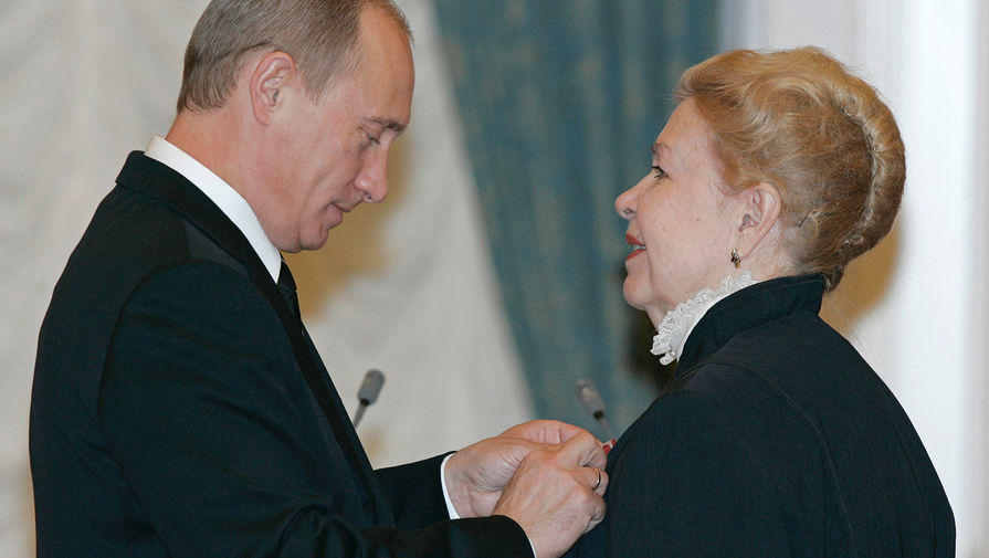 Президент России Владимир Путин награждает орденом &laquo;За заслуги перед Отечеством&raquo; IV степени актрису Инну Макарову, 2006 год