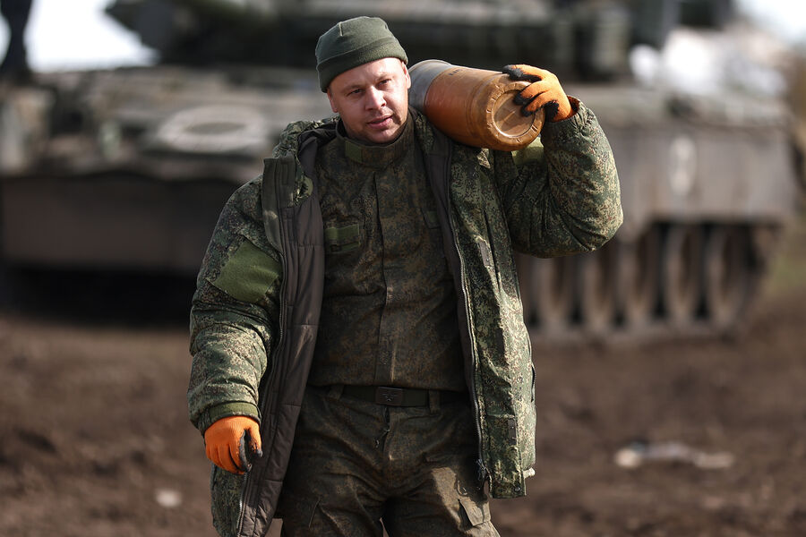 Военнослужащий ВС РФ со снарядом в руках во время учений граждан, призванных в рамках частичной мобилизации, октябрь 2022 года