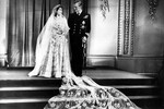Принцесса Елизавета и принц Филипп в день свадьбы в Букингемском дворце, 20 ноября 1947 года