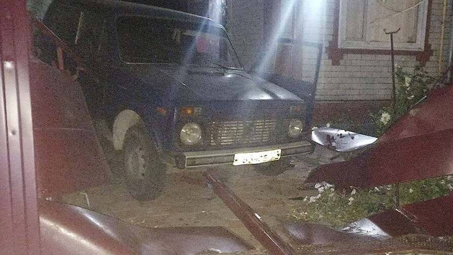 В Краснодарском крае мужчина въехал на машине в чужой забор и напал на полицейского