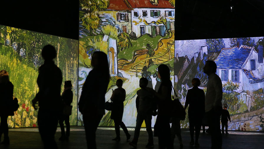 Посетители на&nbsp;мультимедийной выставке &laquo;Ван Гог: 125&nbsp;лет вдохновения&raquo; в&nbsp;центре дизайна Artplay