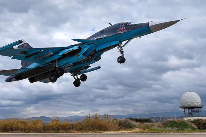 Истребитель-бомбардировщик Су-34 на авиабазе Хмеймим