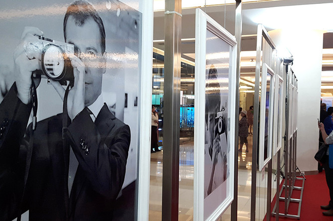 Посетитель на выставке фоторабот премьер-министра РФ Д. Медведева в центре Siam Paragon