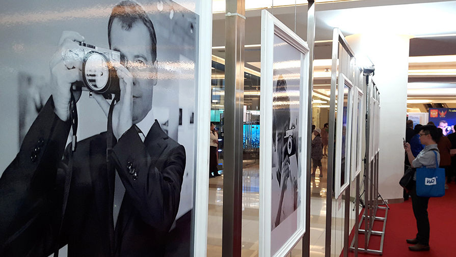 Посетитель на&nbsp;выставке фоторабот премьер-министра РФ Д. Медведева в&nbsp;центре Siam Paragon