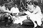Иосиф Сталин (на первом плане слева) с женой Надеждой Аллилуевой (справа) на пикнике в лесу с друзьями. Начало 1920-х годов.