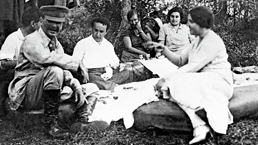 Иосиф Сталин (на первом плане слева) с&nbsp;женой Надеждой Аллилуевой (справа) на&nbsp;пикнике в&nbsp;лесу с&nbsp;друзьями. Начало 1920-х годов.