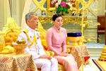 <b>Король Таиланда Маха Вачиралонгкорн и Сутхида Вачиралонгкорн</b>
<br>Правитель Таиланда Маха Вачиралонгкорн заключил брак с Сутхидой Вачиралонгкорн — генералом и начальником своей службы охраны. Госпожа Сутхида получила официальный статус королевы Таиланда. Церемония прошла в дворцовом комплексе Дусит в соответствии с местными традициями и законом незадолго до официальной коронации самого 66-летнего короля.
<br><br>40-летняя королева Сутхида некогда работала бортпроводницей в таиландской авиакомпании. В 2014 году она была назначена руководителем охраны Махи Вачиралонгкорна, когда страну еще возглавлял его отец — король Пхумипон Адульядет. Позже она возглавила подразделение спецопераций королевской охраны, а в декабре 2016 года получила звание генерала